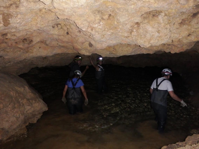  Com água para cima até os joelhos na caverna 